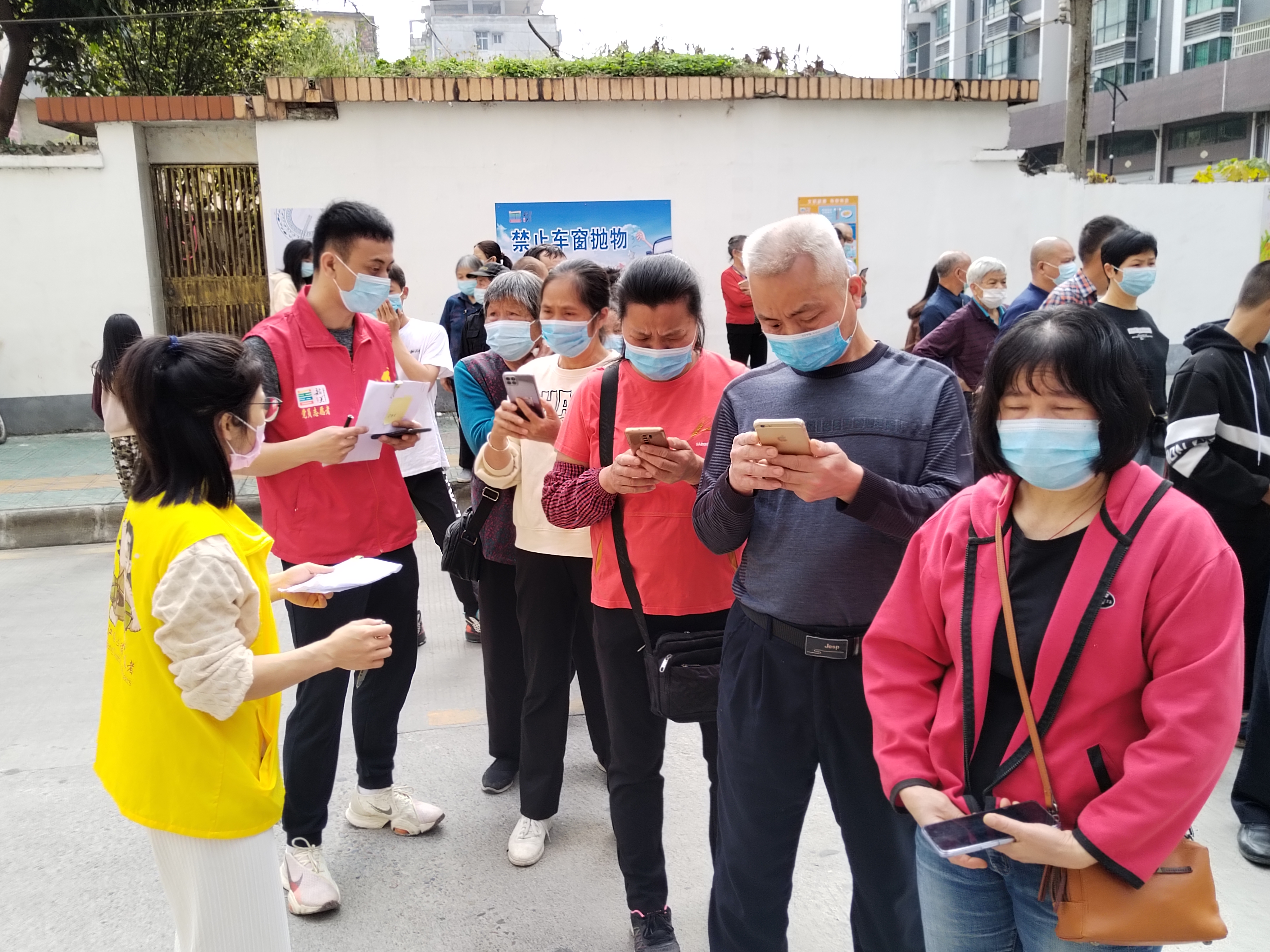 文广旅体志愿者引导居民扫填报“粤核酸”.jpg