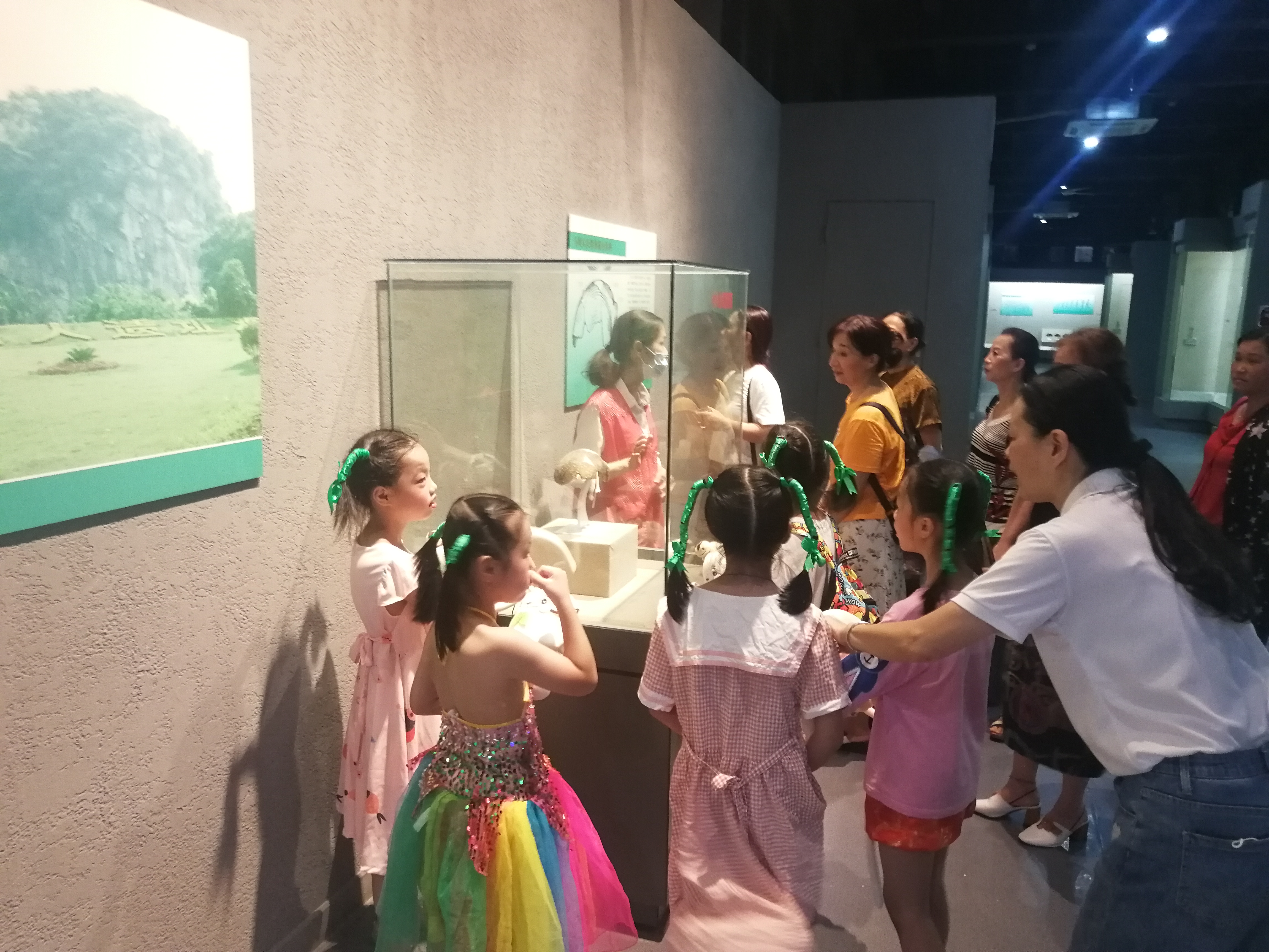 参加活动的小演员们在参观博物馆展览.jpg