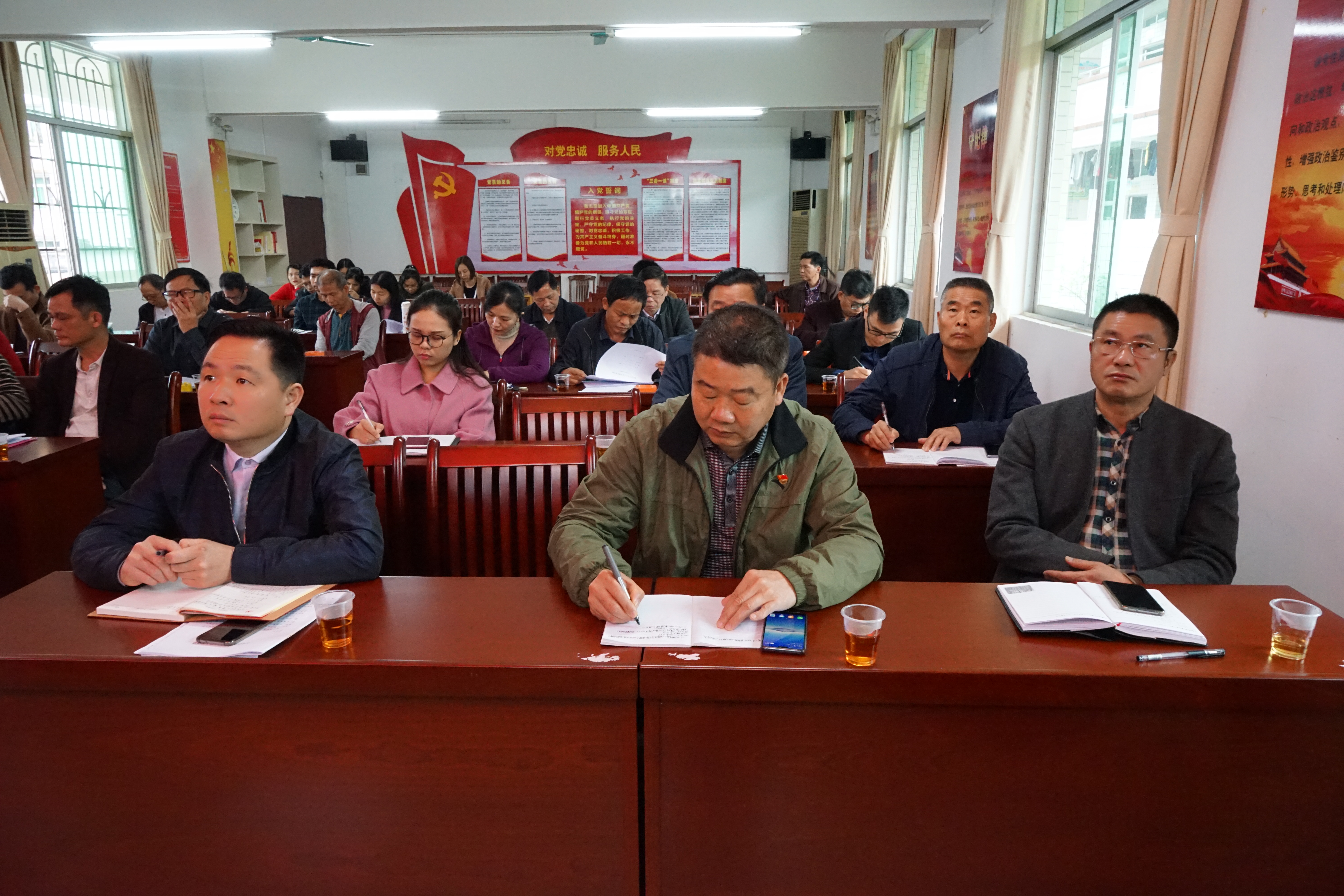 (通讯员:丘文敏联络电话:6596173)2019年4月12日小坑镇人民政府会后